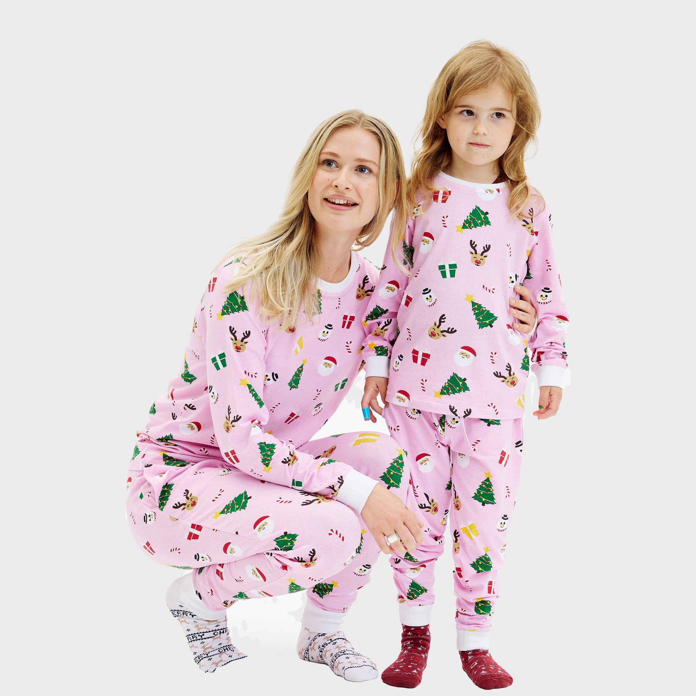 Rosa Weihnachtspyjamas für Damen und Kinder mit Geschenk- und Tannendesign, weihnachtspullover damen und weihnachtspyjama.
